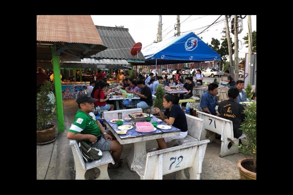 บรรยากาศแสนสุขอิ่มอร่อยที่ร้านลุงกล้าหมูกะทะ ถนนเลียบทางรถไฟทางไปราชภัฏเพชรบุรี 03