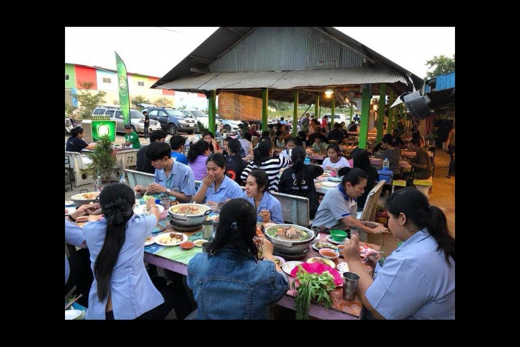 บรรยากาศแสนสุขอิ่มอร่อยที่ร้านลุงกล้าหมูกะทะ ถนนเลียบทางรถไฟทางไปราชภัฏเพชรบุรี 01