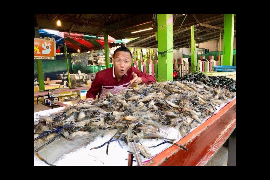 กุ้งสดๆปลาเป็นๆอาหารน่ารับประทานนาๆชนิดที่ร้านลุงกล้าหมูกะทะ ถนนเลียบทางรถไฟทางไปราชภัฏเพชรบุรี