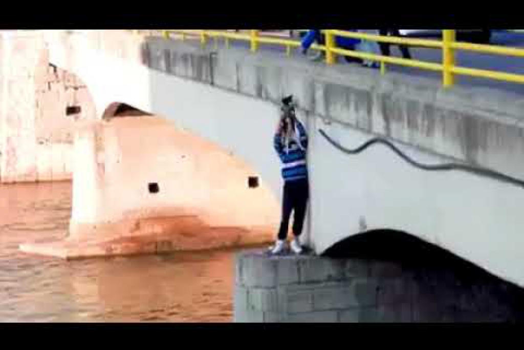 ชายคนนี้กระโดดลงจากสะพานเพื่อช่วยสุนัขที่ติดอยู่