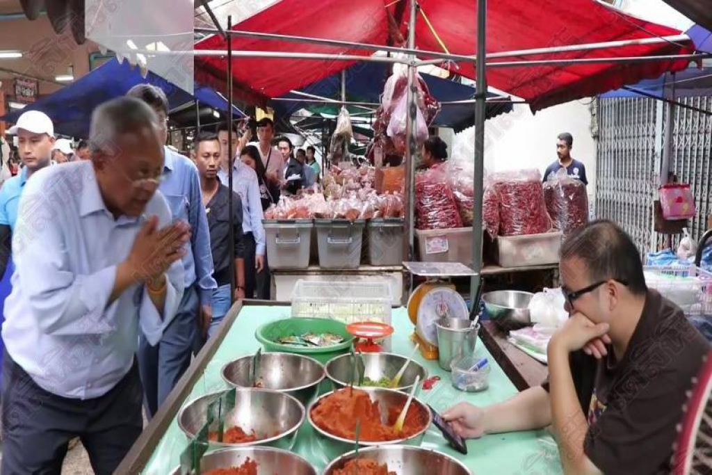 'สุเทพ'ยกโขยง'รปช.' บุกเชียงใหม่เจอทั้งชมและด่า