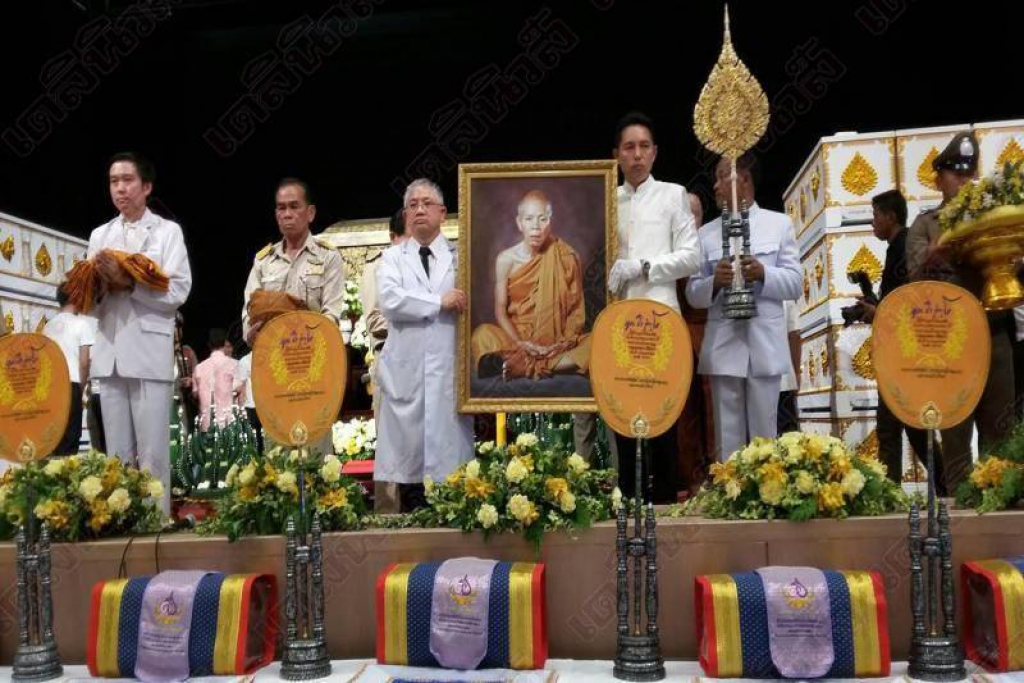 สวดพระอภิธรรม'พ่อคูณ'คืนแรก ศิษย์แห่ร่วมพิธีนับหมื่น