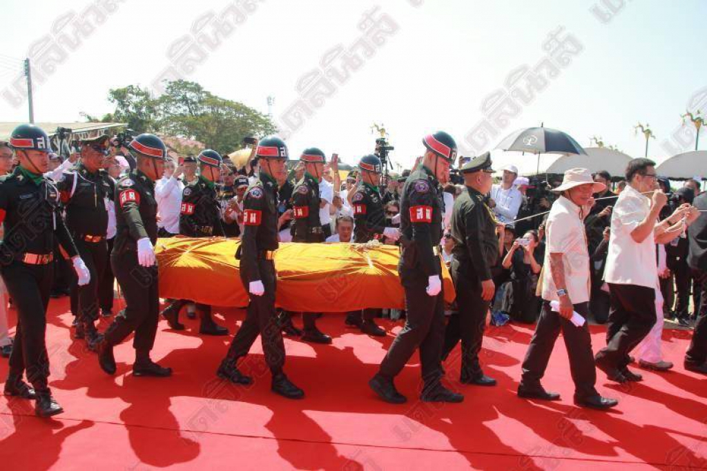 คลื่นมหาชนไทย-ลาวร่วมพิธี ลอยอังคาร'หลวงพ่อคูณ'