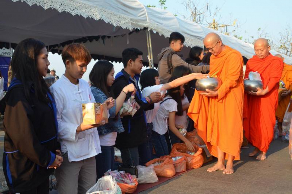 พุทธศาสนิกชนทั่วไทยอิ่มบุญ ใส่บาตรถือศีลวันมาฆบูชา