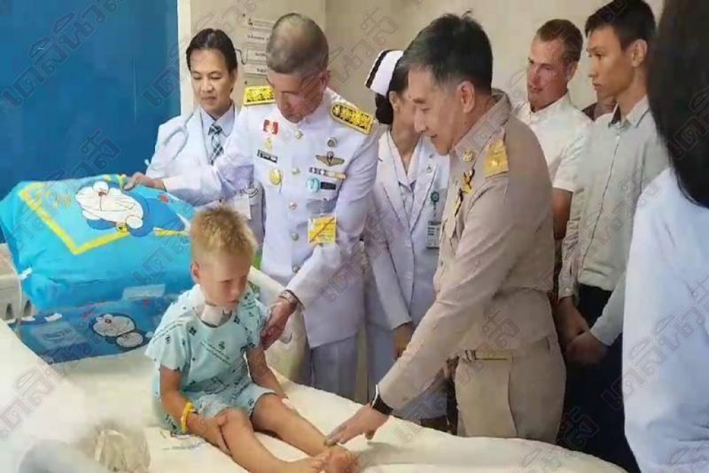 'ร.10'พระราชทานดอกไม้ หนูน้อยฟินแลนด์ถูกตูบรุมขย้ำ