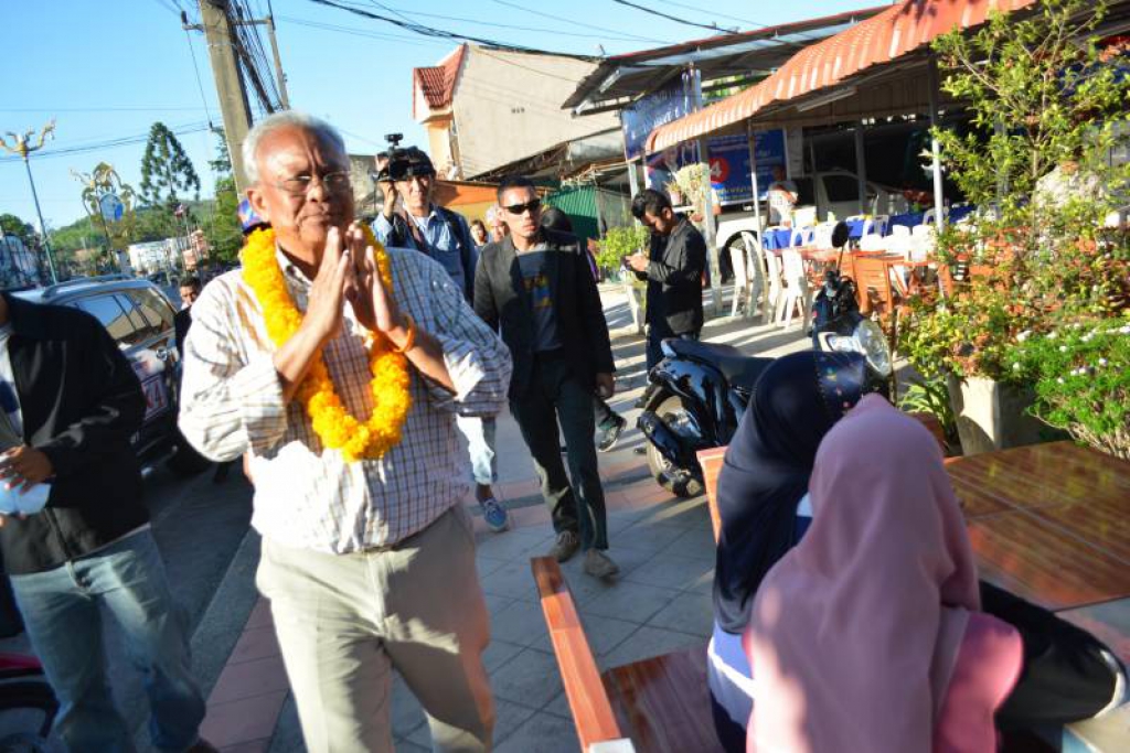 'สุเทพ'ลุยเบตงหาเสียง ลั่นจะอยู่ข้างประเทศหรือทักษิณ