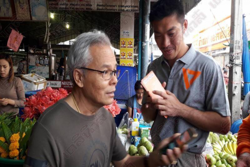 'ธนาธร'ลุยหาเสียงตลาดท่ายาง ย้ำไม่เอา'เผด็จการ'