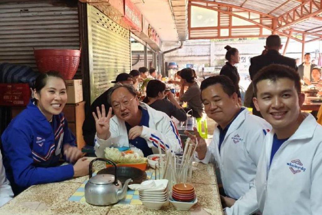 'สนธิรัตน์'ล้อมวงกินหมูกระทะโชว์สื่อ ลั่น'ขอชนะแบบหมูๆ'