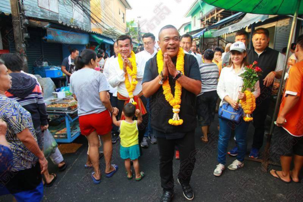 'จตุพร'ลุยตลาดตอแหลช่วย'พรรคเพื่อชาติ'หาเสียง