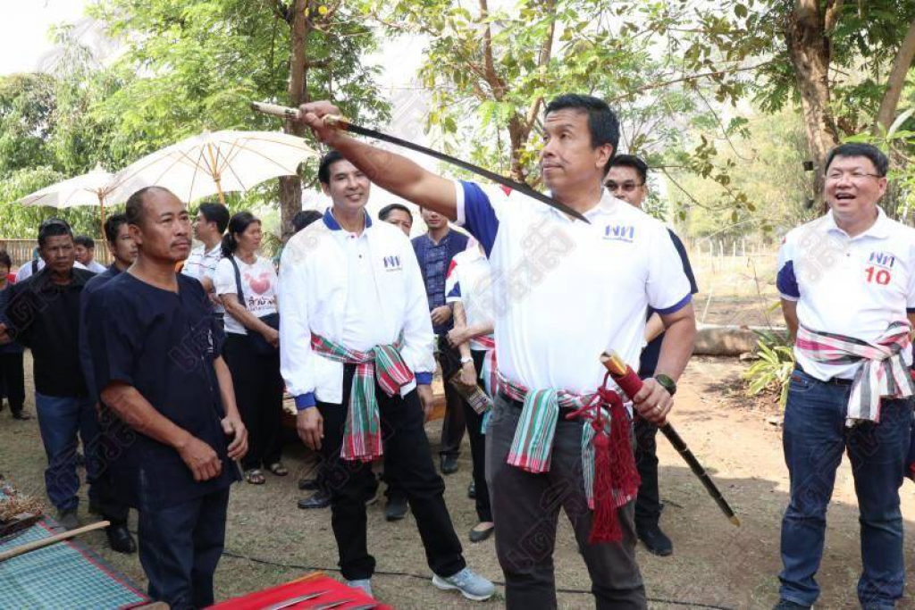  'ชัชชาติ'นำสมาชิกพรรคเพื่อไทยลุยหาเสียงเมืองรถม้า