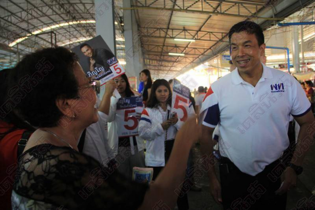 'ชัชชาติ'ลุยตลาดบางปู ช่วยผู้สมัครส.ส.เพื่อไทยหาเสียง