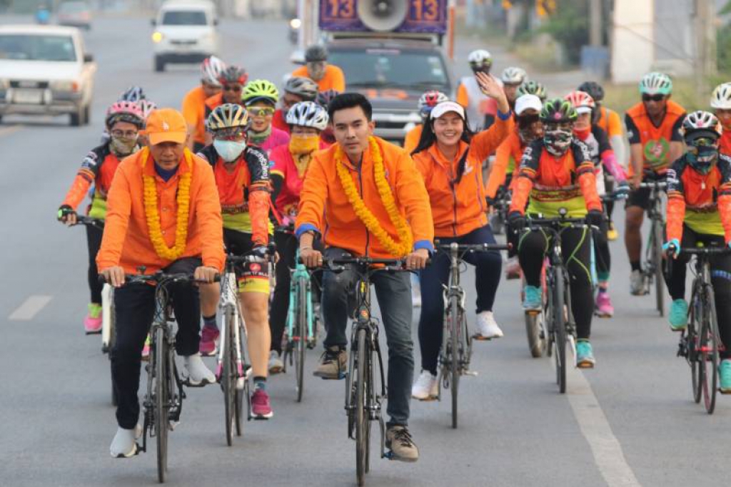 'สุวัจน์'บุกอ่างทองโชว์ฟิต ปั่นจักรยานเรียกคะแนนคนกีฬา