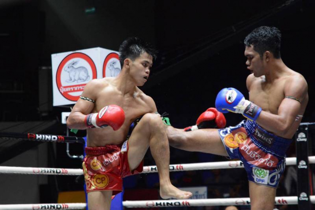 'เด่นสยาม'ชนะคะแนน'คมเกียรติ'ที่ลุมพินี 