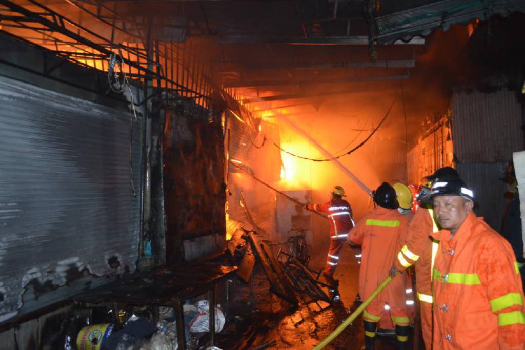 ไฟไหม้ตึกแถวตลาดไทยอีสาน อาคารพังถล่มเสียหาย50ล.