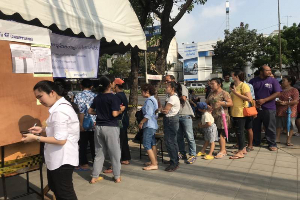 'เขตหนองแขม'ประชาชนร่วมต่อแถวเลือกตั้งคึกคัก