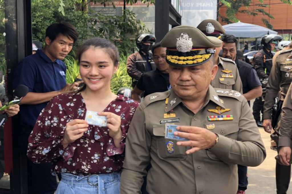 'ศรีวราห์'ควงลูกสาวคนสวย ใช้สิทธิกาบัตรเลือกตั้ง