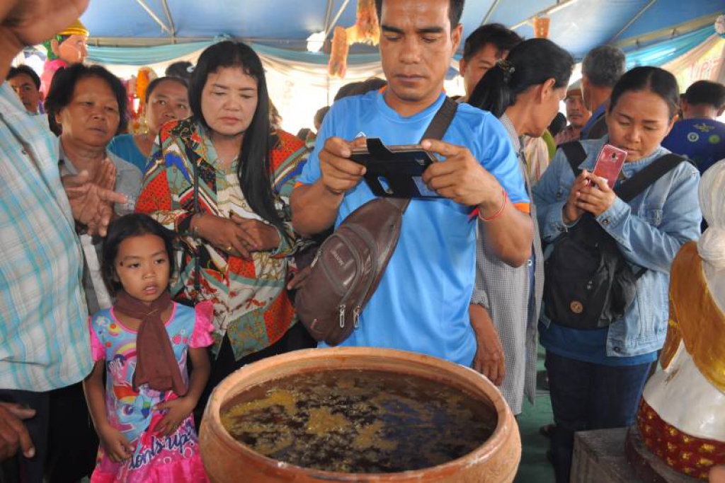 แห่ส่องขันน้ำมนต์'พ่อขุนช้างมหาเศรษฐี' ลุ้น1เม.ย.นี้รวย