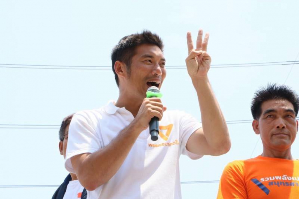 ธนาธรแห่ขอบคุณแฟนคลับชู3นิ้วให้กำลังใจเพียบ
