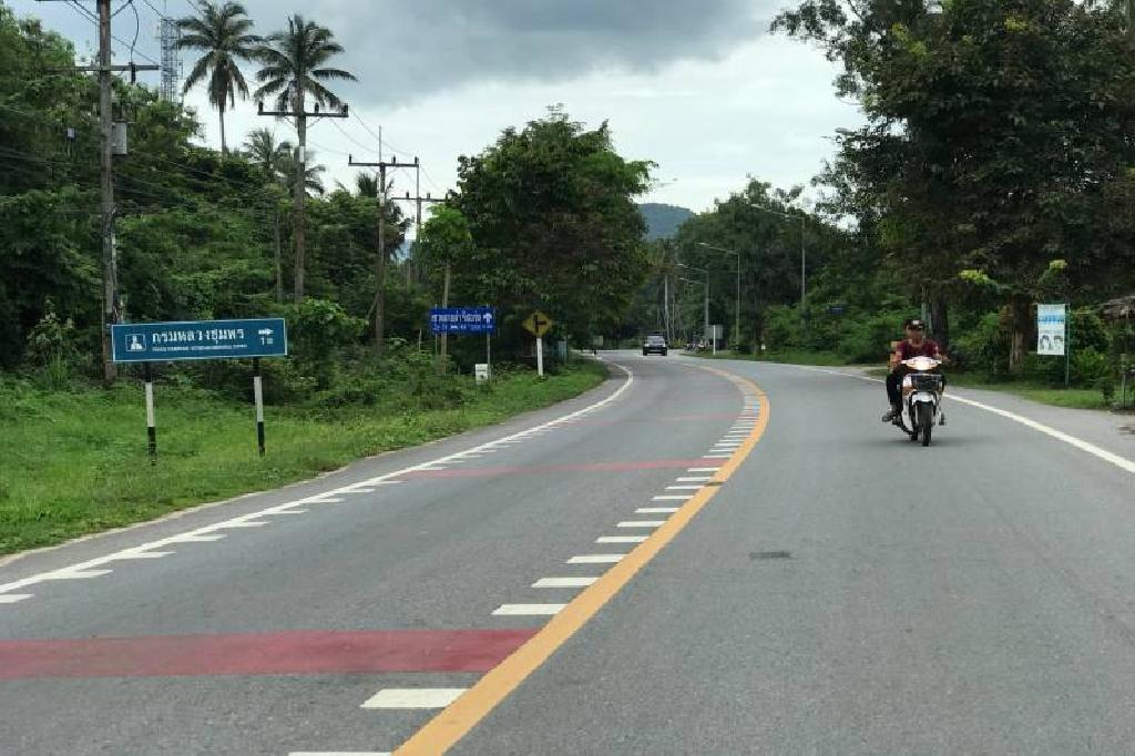 "ทุ่งใส" ตั้งด่านชุมชน-ติดป้ายเตือนความเร็ว คุมอุบัติเหตุสงกรานต์