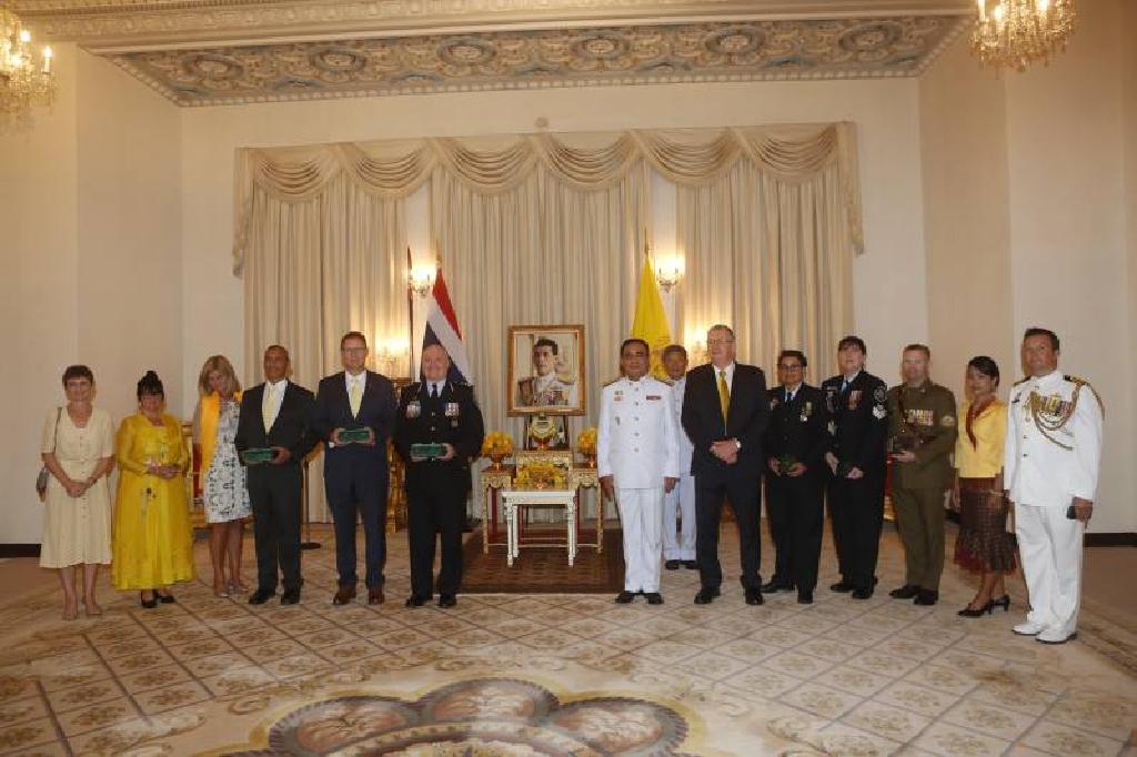 ร.10พระราชทานเครื่องราชอิสริยาภรณ์2กู้ภัยถ้ำหลวงฯ