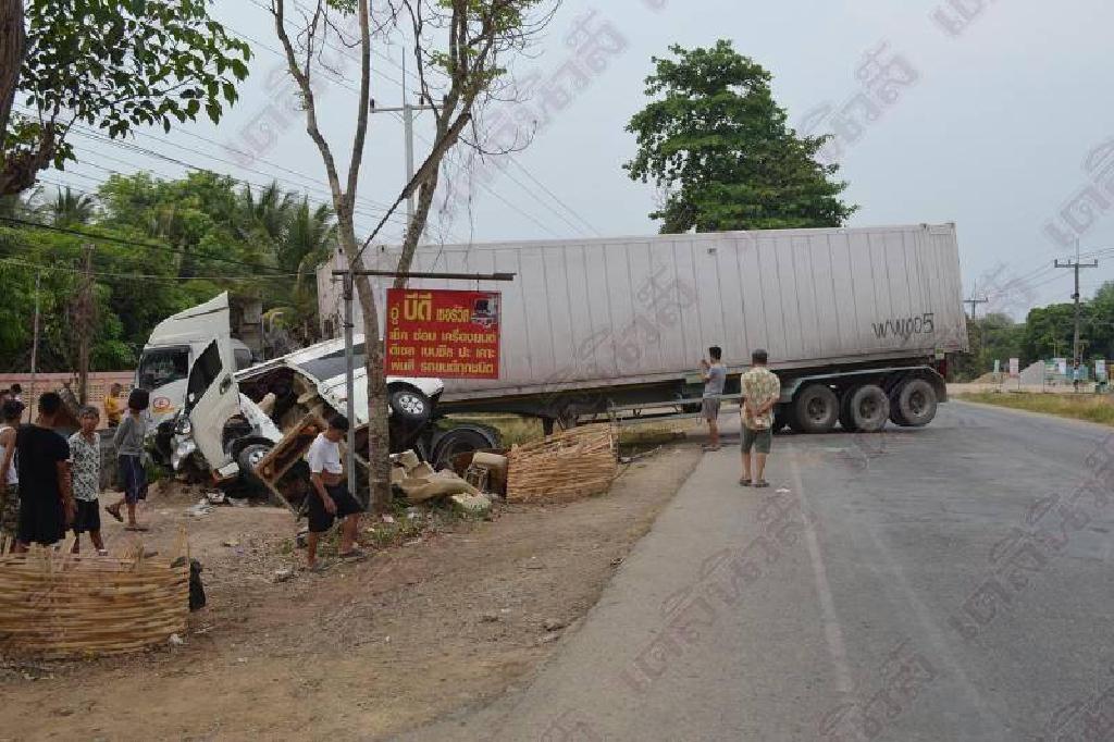 รถตู้ชนประสานงาพ่วง22ล้อ 'พระ-ญาติโยม'ดับ3เจ็บอีก4