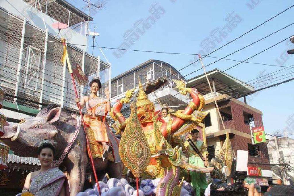 ทิ้งทวนวันไหลพระประแดง แห่นางสงกรานต์ตระการตา