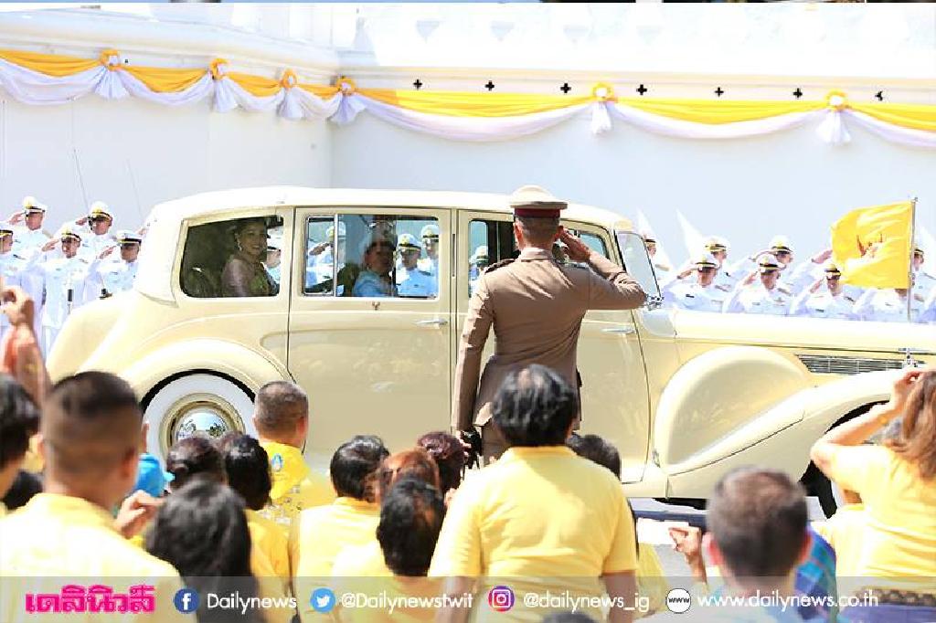 ภาพบรรยากาศประชาชน เฝ้ารอรับเสด็จในหลวง ร.10