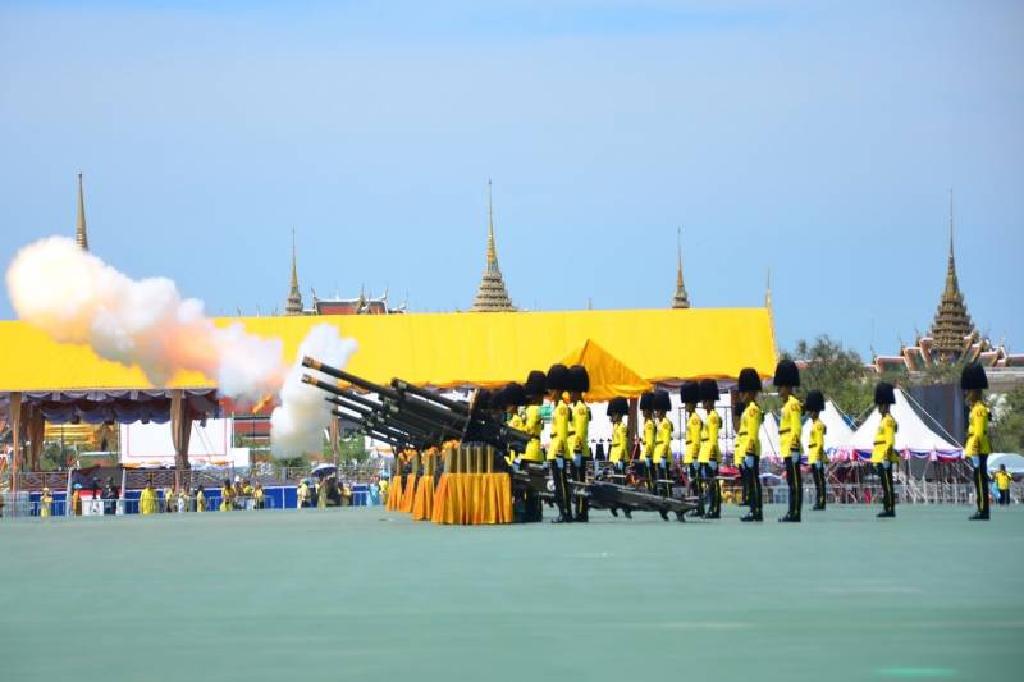 3เหล่าทัพยิงปืนใหญ่เฉลิมพระเกียรติ "พระเจ้าอยู่หัว-พระราชินี"