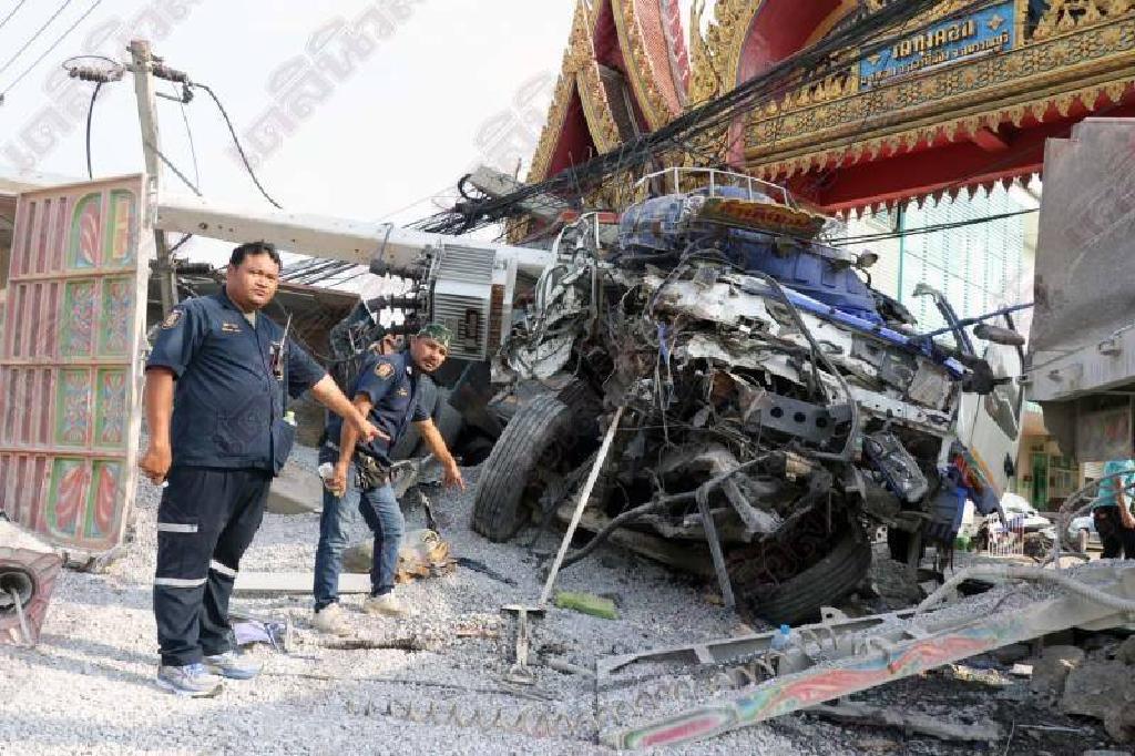 พ่วงหลับในชนท้ายอัดซุ้มวัด คนขับร่างกระเด็นดับสยอง