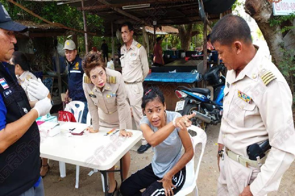 สาวเสพหนักจนหลอน ปั่นจักรยานเข้าด่านให้จับเฉย