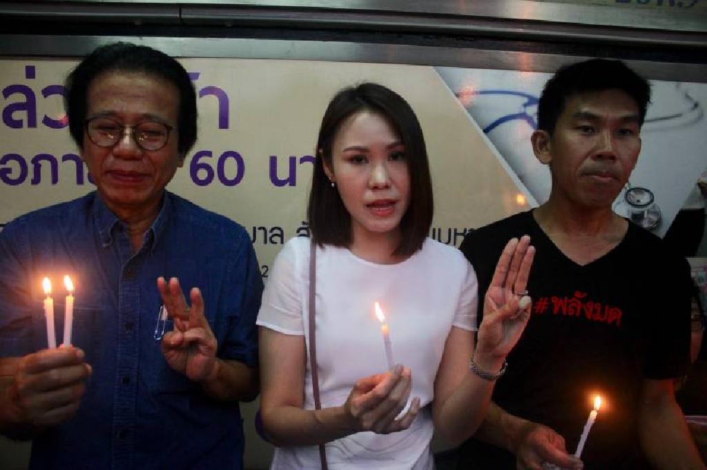 "โบว์"ชูสามนิ้วจุดเทียนประณามเหตุทำร้าย"เอกชัย"