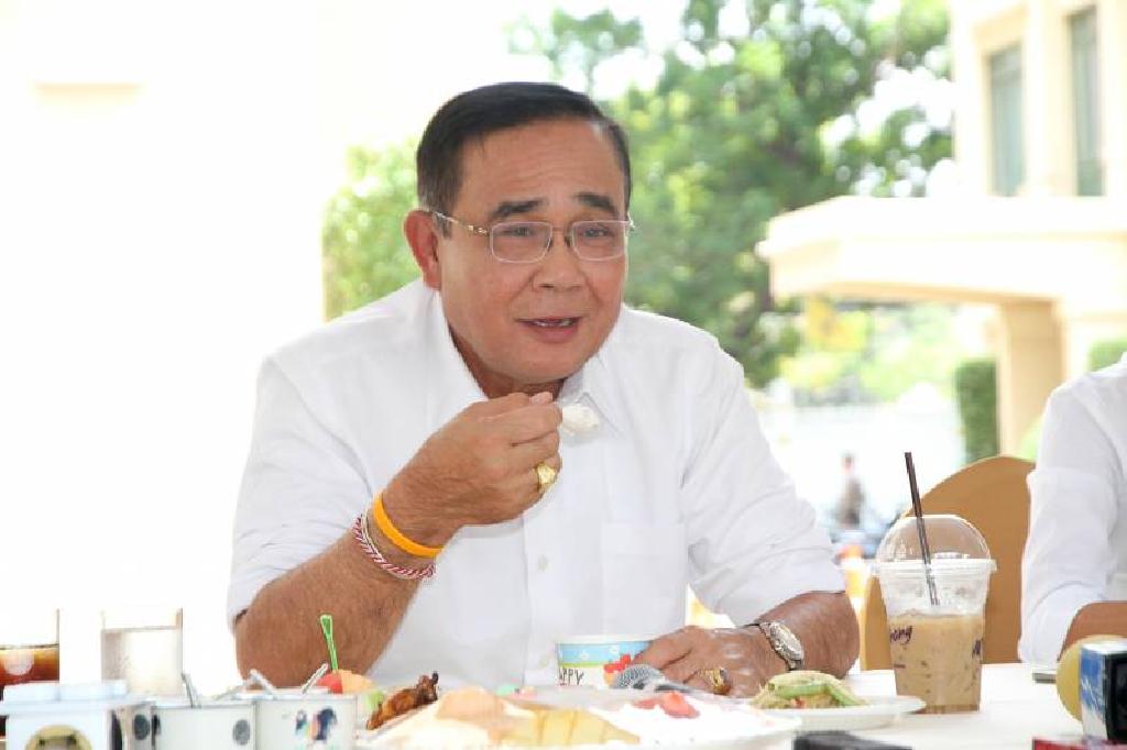 'บิ๊กตู่'เลี้ยงส้มตำ-ไก่ย่างสื่อฯทิ้งทวนก่อนมีรัฐบาลใหม่