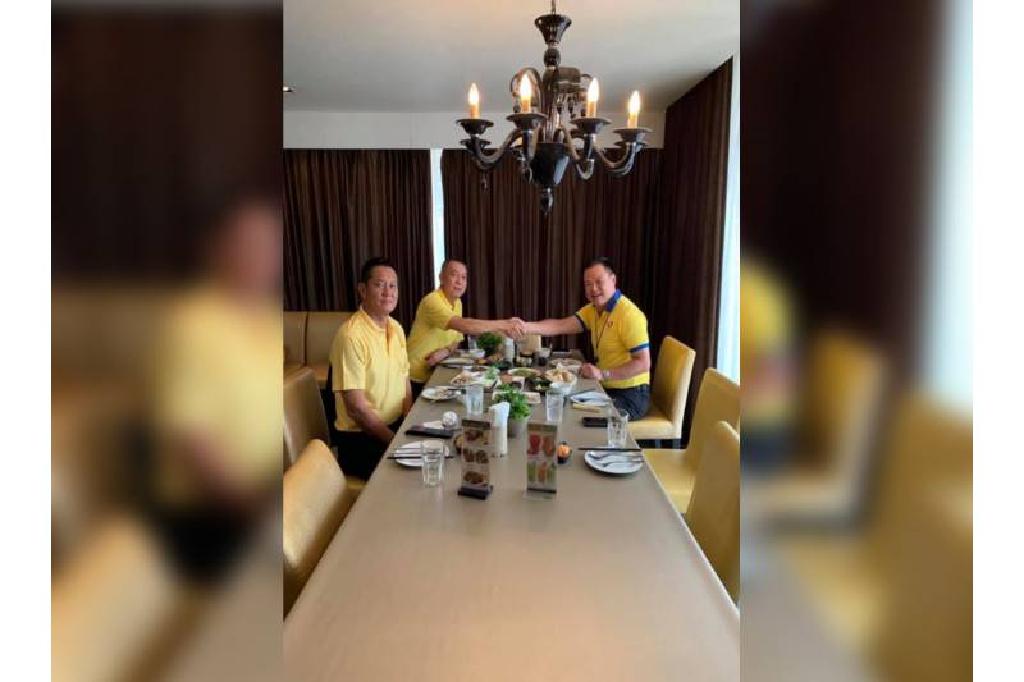 'เสี่ยหนู'โชว์ภาพสุดชื่นมื่น จับมือ'ปชป.'บอกทำงานอยู่