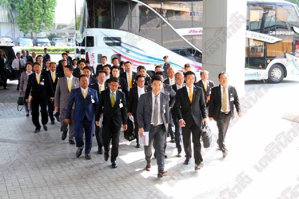 'ธนาธร'ลุ้นร่วมประชุมสภานัดแรก