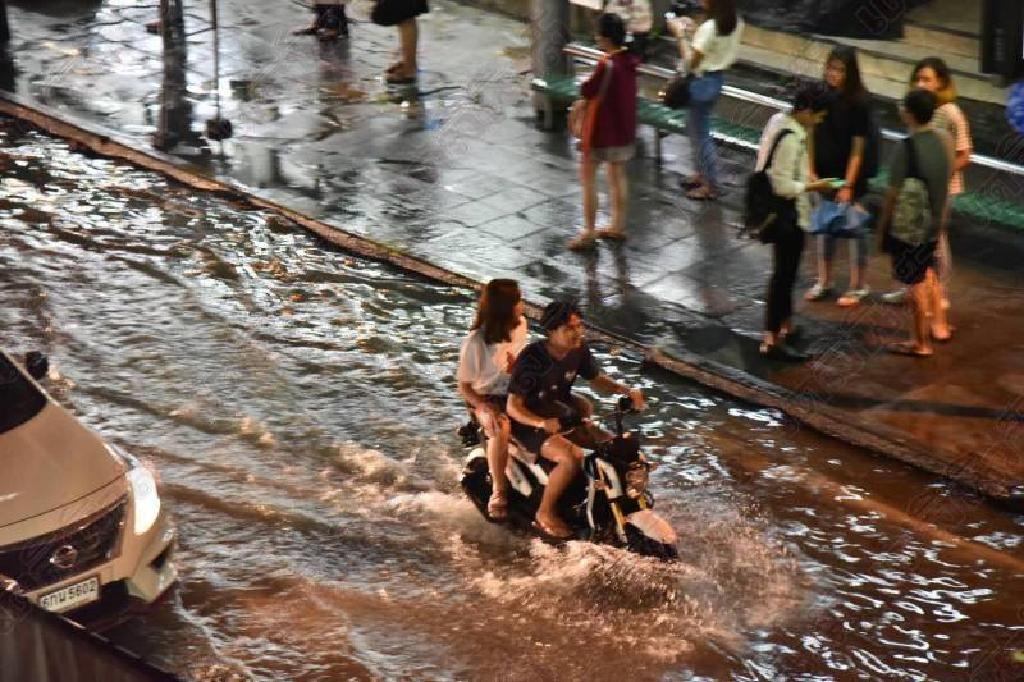 เตือน'5ภาค'ฝนตกหนัก-ระวังน้ำป่า กทม.ฟ้าคะนอง60%