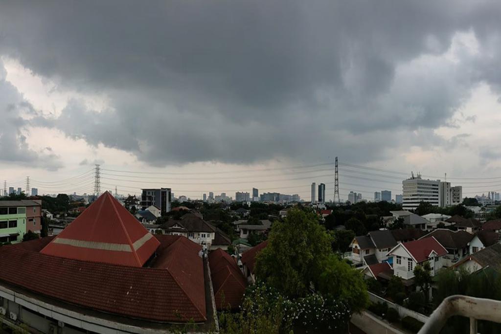 เตือนมรสุม! ฝนถล่ม 58 จังหวัด กรมอุตุฯ เผยสภาพอากาศพรุ่งนี้