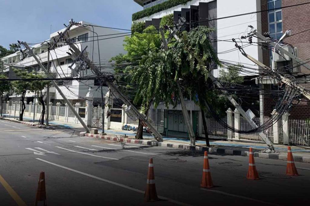 ฝนถล่มกรุง! ต้นมะขามใหญ่โค่นทับเสาไฟฟ้า 9 ต้นหน้าวัดเบญจฯล้มระเนระนาด