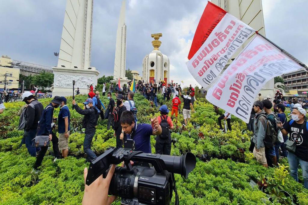 &lsquo;ไมค์&rsquo; นำมวลชนลุยรื้อต้นไม้รอบอนุสาวรีย์ประชาธิปไตย อย่าสนใจเสียงยั่วยุ