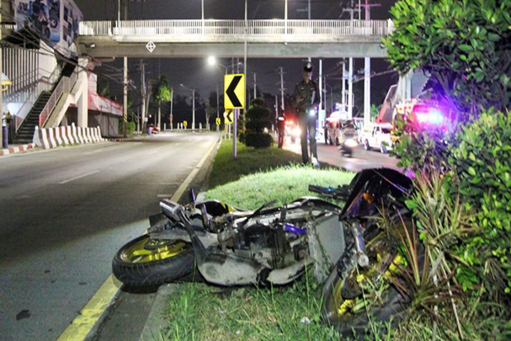 สุดยื้อชีวิต! หนุ่มขับจยย.แหกโค้ง ร่างกระเด็นดับสลดคาถนน รถพังยับ