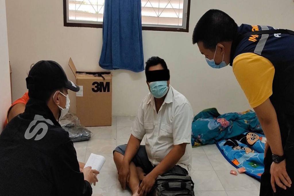 'ตม.สุราษฎร์' บุกรวบ ชาวเมียนมา หัวหน้าขบวนการลักลอบขนคนเข้าเมือง คาห้องนอน