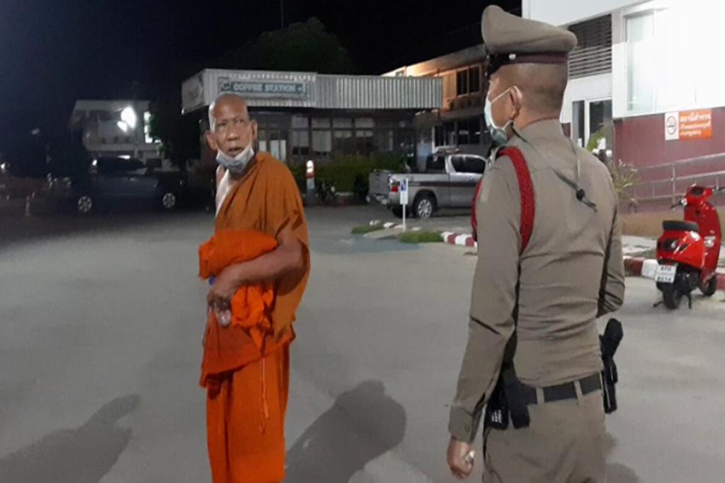 พระนอนข้างถนน ตร.มาถาม เจอพระแจ้งความจับข้อหารบกวนเวลานอน