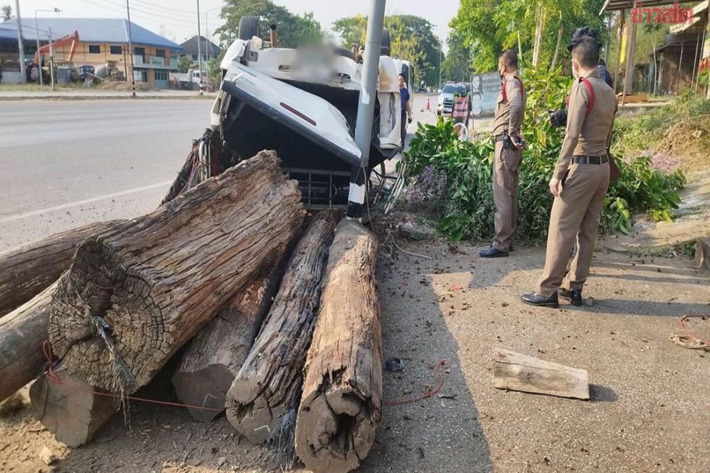 ยางบึ้มชนยับ! กระบะขนไม้เถื่อนร่วงตกเกลื่อน คนขับคลานหนีรีบเผ่น