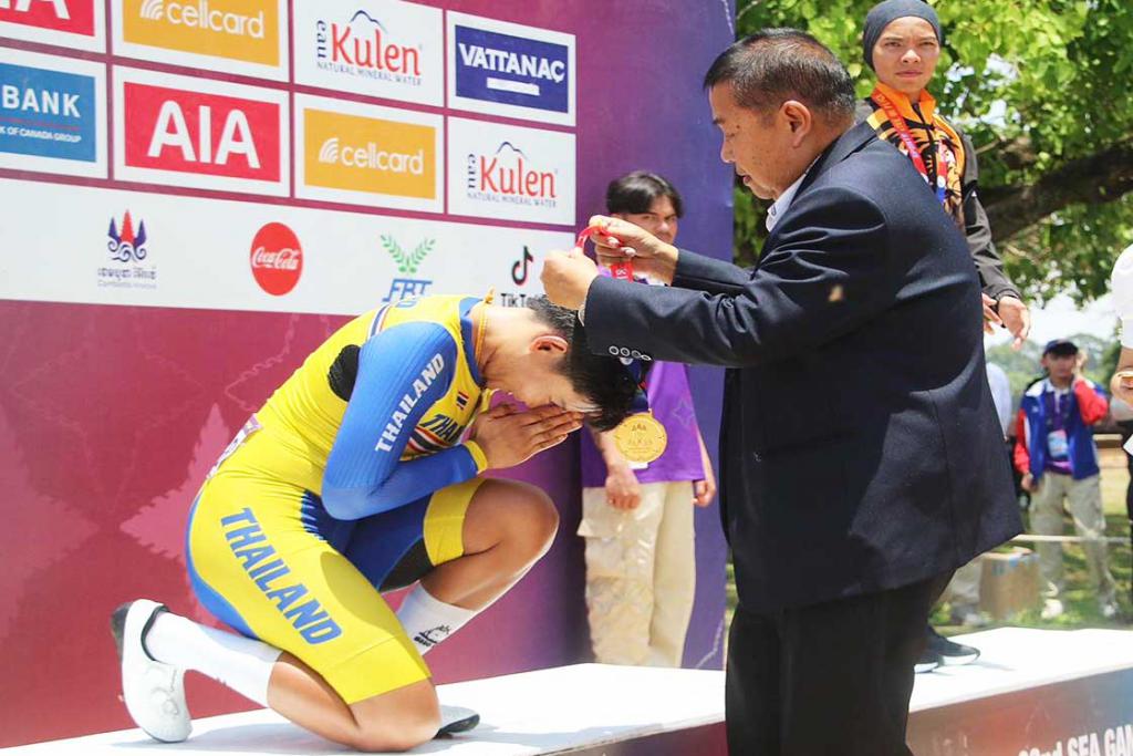 เสธหมึก นายกสมาคมกีฬาจักรยาน มอบเหรียญรางวัลให้แก่ “บีซ” ร.อ.หญิง จุฑาธิป มณีพันธุ์ นักปั่นทีมชาติไทย ที่ได้เหรียญทองในการแข่งขันจักรยานกีฬาซีเกมส์ ครั้งที่ 32