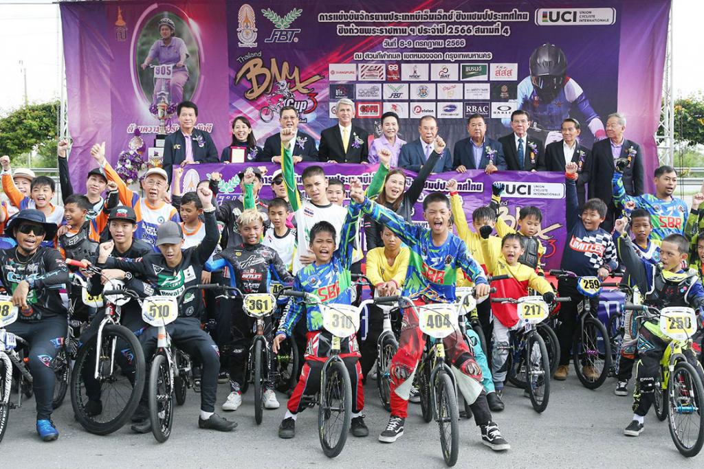 ดร.ชาญวิทย์ ผลชีวิน สมาชิกวุฒิสภา พลเอกเดชา เหมกระศรี นายกสมาคมกีฬาจักรยานแห่งประเทศไทยฯ ร่วมกันเป็นประธานพิธีเปิดการแข่งขันจักรยานบีเอ็มเอ็กซ์ ชิงแชมป์ประเทศไทย ชิงถ้วยพระราชทานฯ ประจำปี 2566