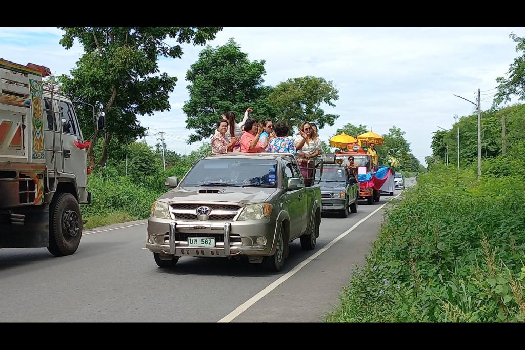 อบต.หนองโรง จัดงานแห่เทียนพรรษาถวายวัด 5 วัด ในพื้นที่