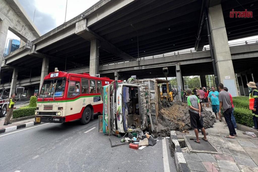 ระทึก! 5 แยกลาดพร้าว 10 ล้อขนดินมาเต็มคัน เอารถไม่อยู่ แหกโค้งคว่ำกลางถนน