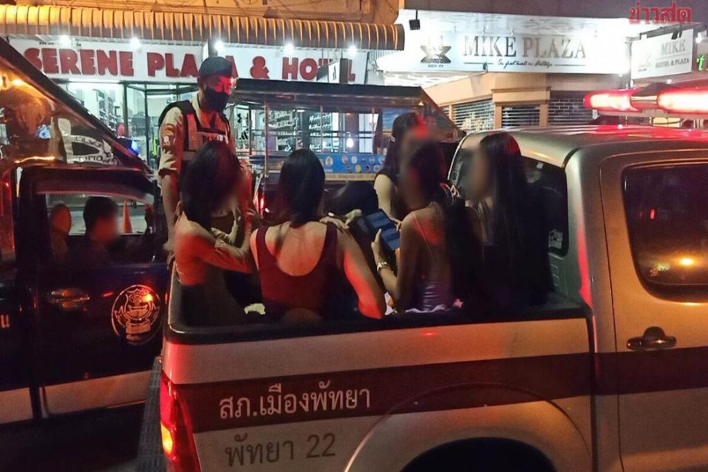 ลุยริมหาดพัทยา! รวบ 14 สาวสองยืนจับกลุ่มส่งโรงพักทำประวัติ สกัดค้าประเวณี