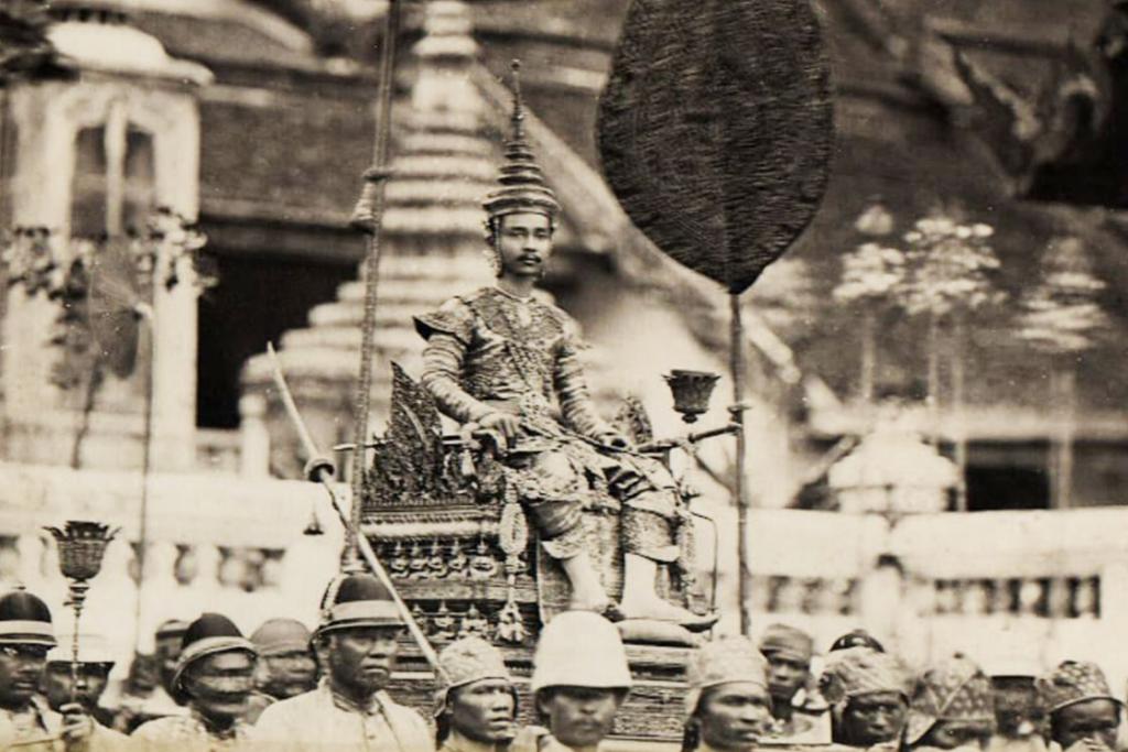 พระบาทสมเด็จพระจุลจอมเกล้าเจ้าอยู่หัว รัชกาลที่ ๕ ในงานพระราชพิธีบรมราชาภิเษกครั้งหลัง พ.ศ. ๒๔๑๖