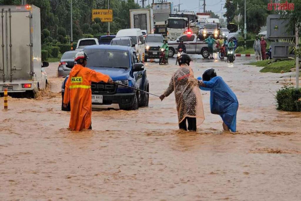 ภูเก็ตอ่วม ฝนถล่มหนัก หลายชั่วโมง น้ำป่าหลาก ถนนบางเส้นรถผ่านไม่ได้