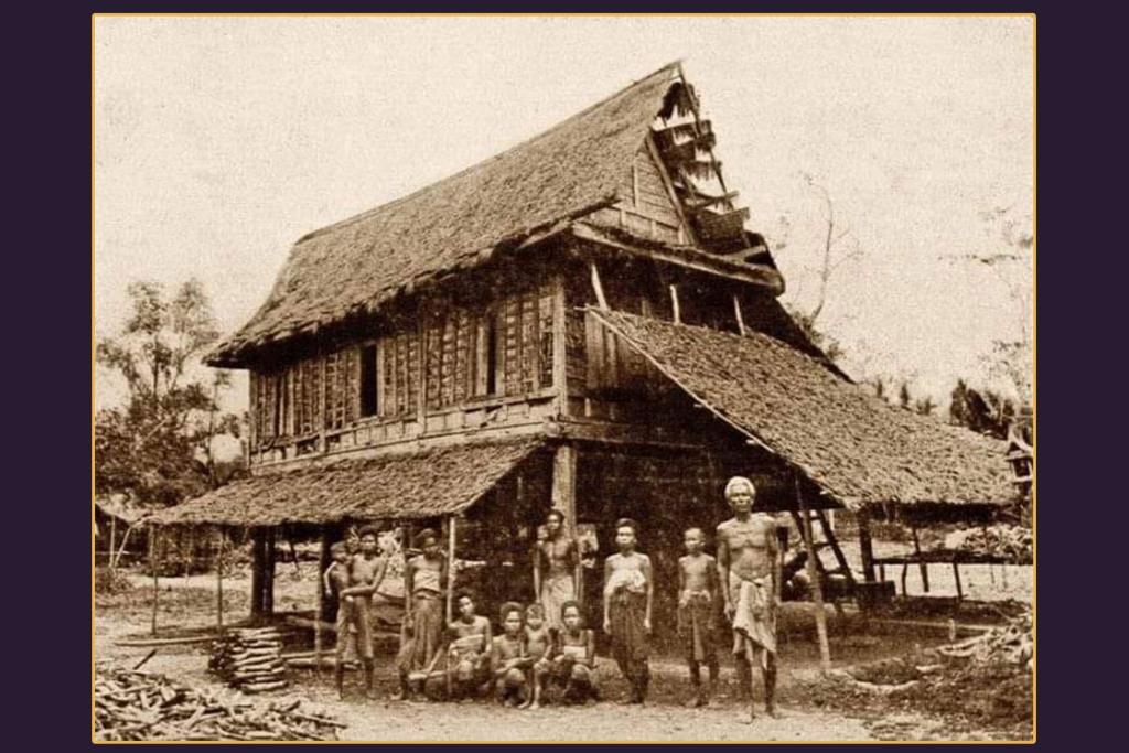 ภาพในปี พศ. ๒๔๔๓ บ้านเรือนของครอบครัวพี่น้องชาวจังหวัดเพชรบุรี ในช่วงสมัย รัชกาลที่ ๕